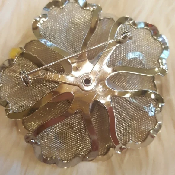 VINTAGE SIGNED "BED" METAL MESH FLOWER BROOCH - Picture 2 of 2